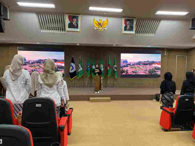 Menyanyikan Lagu Indonesia Raya dan Hymne Udinus